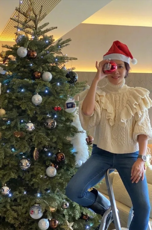 郑秀妍刘嘉玲 (刘嘉玲领开襟衫)