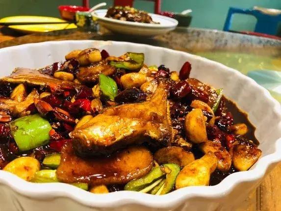 郑州适合20人聚餐的饭店 (郑州适合10-20人聚餐的地方)