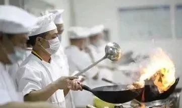 厨师平时是怎么工作的,作为一个厨师应具备什么能力