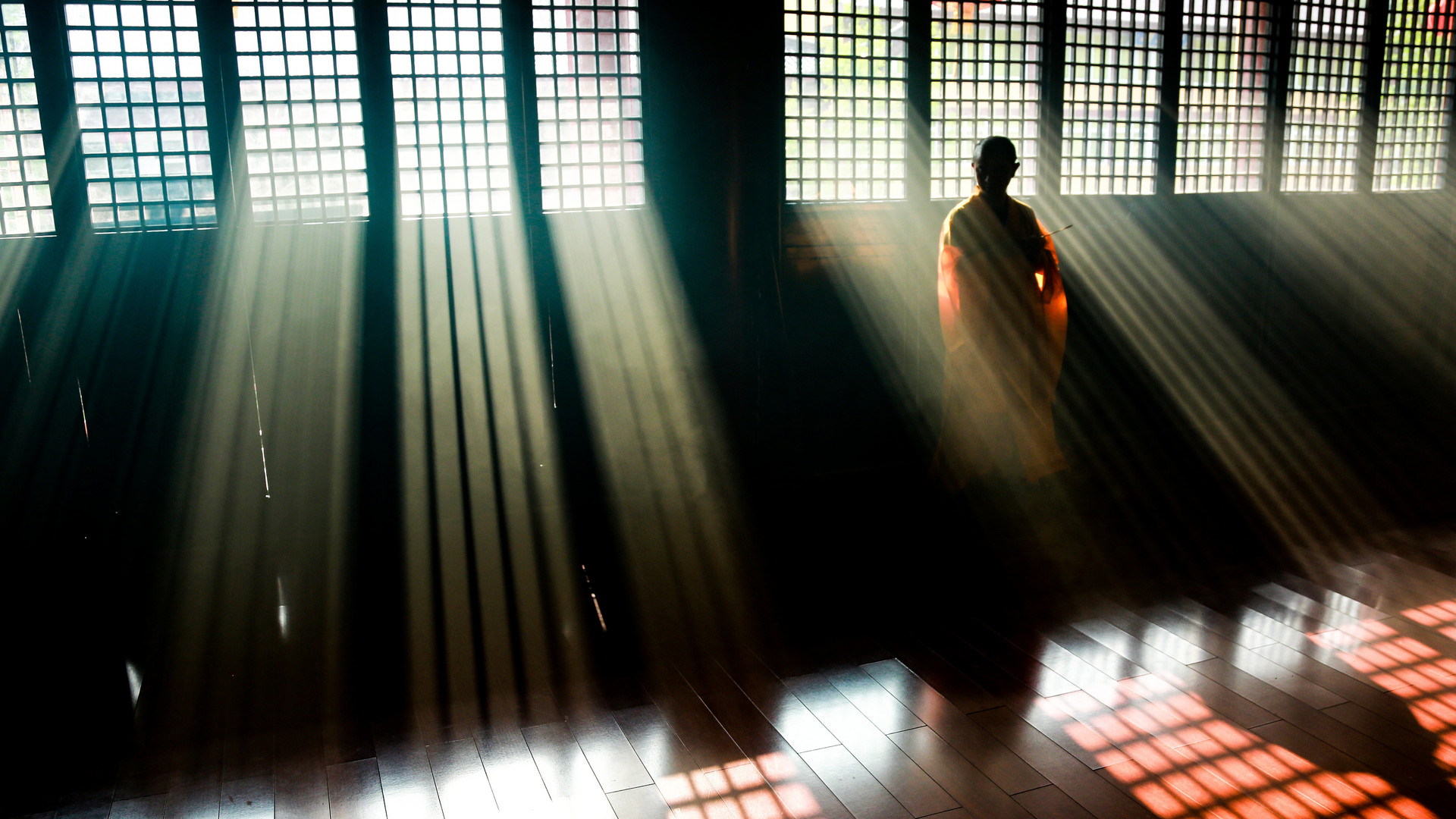 去外地旅游可以去寺庙烧香嘛,出门旅游时不要随便拜寺庙