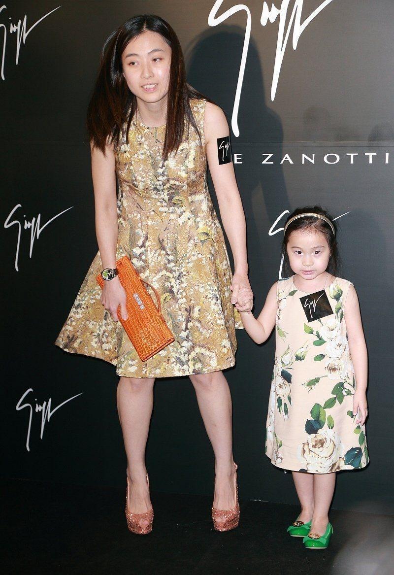 甘比穿搭,阔太太穿什么衣服显年轻