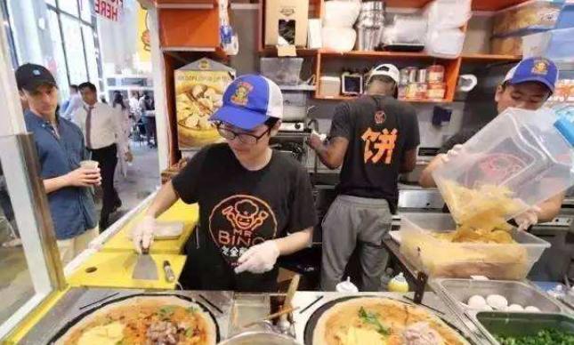 摆摊卖鸡蛋灌饼的真实收入,95后女孩摆摊年入200万