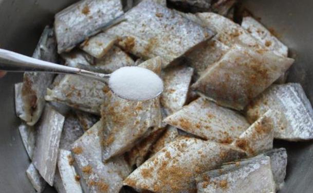 炸鱼怎样炸才好吃又酥脆,炸鱼要怎么炸才会又酥又脆