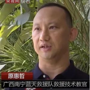 男孩喝碳酸饮料瓶爆炸,一小孩被喷泉水柱冲起