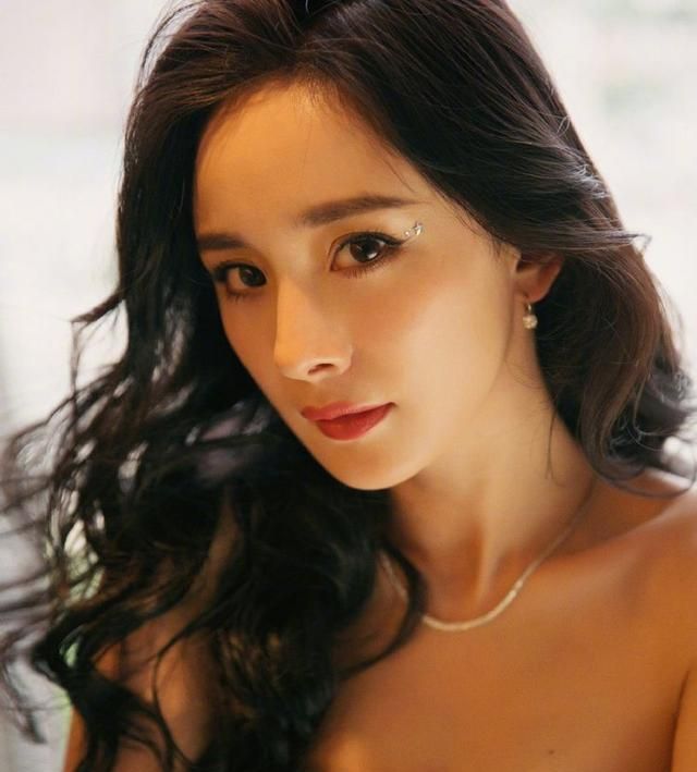 杨幂身材有多好穿粉色裙子,杨幂的长裙子