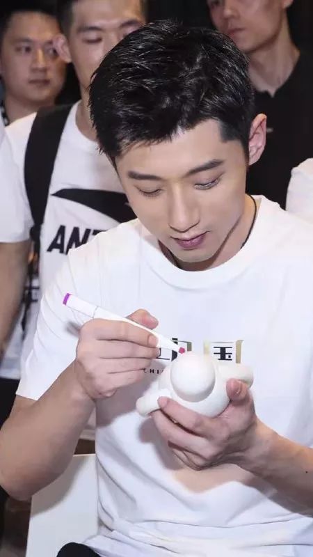 李宁与安踏2005年资产回报率分析,安踏与李宁市值对比