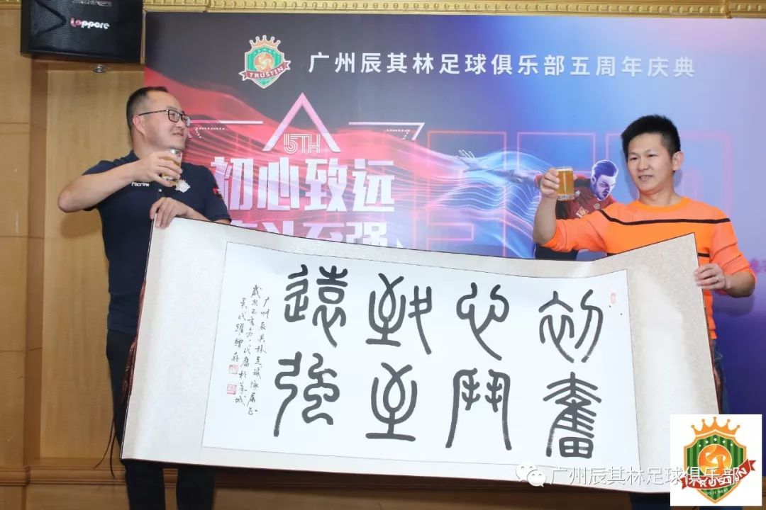 足球运动员为抗击疫情献力,疫情不隔离关爱