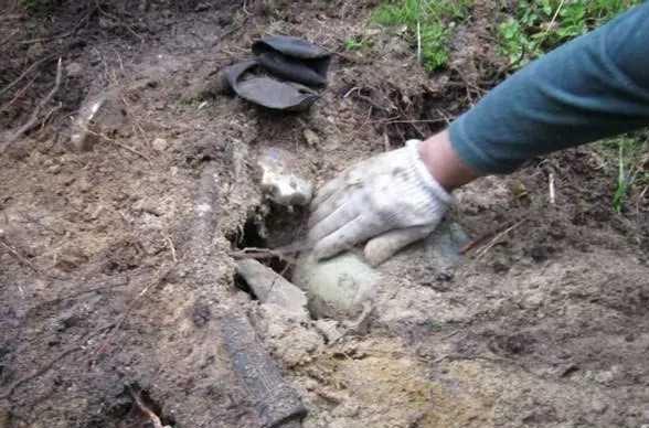 俄罗斯小伙挖掘二战物品,俄罗斯挖掘二战武器