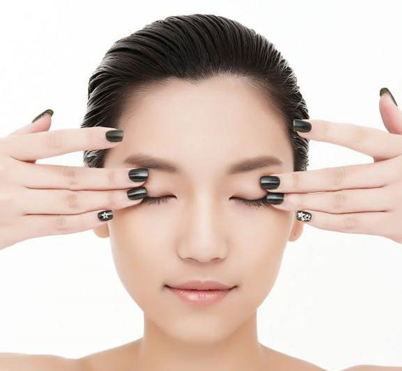 有了黑眼圈怎样改善并注意什么,有黑眼圈怎么才能让黑眼圈下去呢