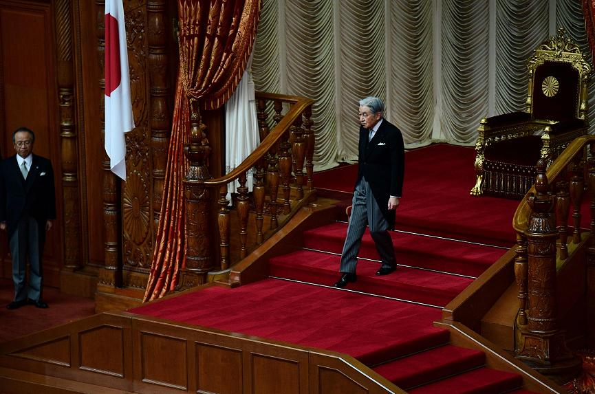 明仁天皇退位:安倍曾带头高喊“天皇陛下万岁、万岁、万岁”,明仁大惊,面无表情离开