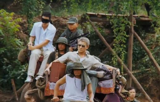 周润发介绍梁家辉赌圣搞笑片段,发哥梁家辉赌神经典片段