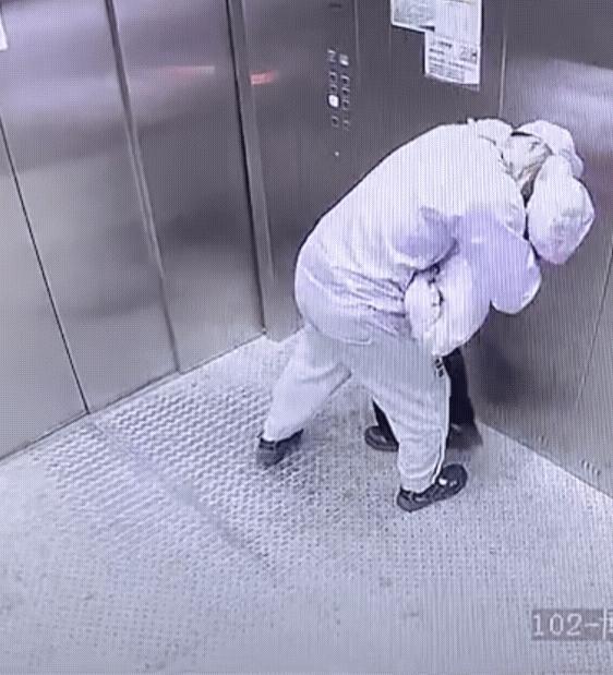 农村女孩进厂后遭领导电梯内“猥亵”,网友:别再说自己单身了