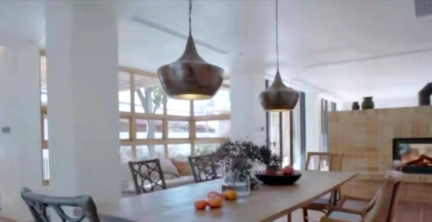 5姐妹同居养老引热议：她们为何花费400万买旧房建别墅安家？