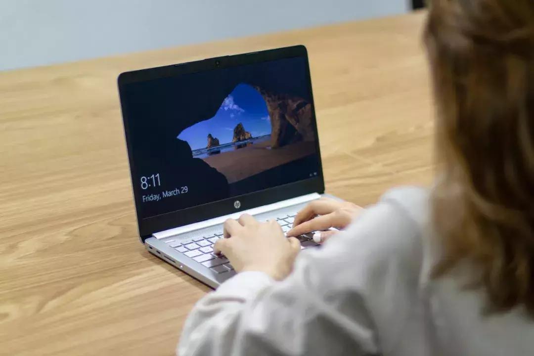 来面试的小姐姐拿出了一款新版笔记本，我去了解了一下……