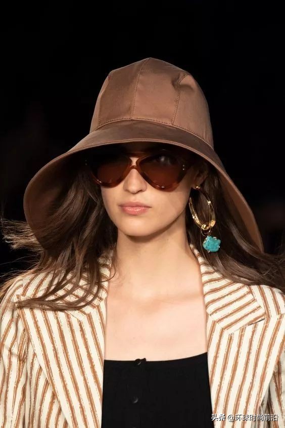 适合冬季脸大显脸小的帽子 (大圆脸适合什么帽子秋冬)