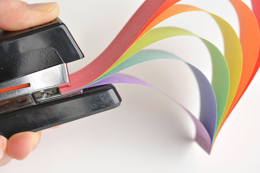 幼儿园手工制作彩虹花,幼儿园彩虹彩纸手工制作