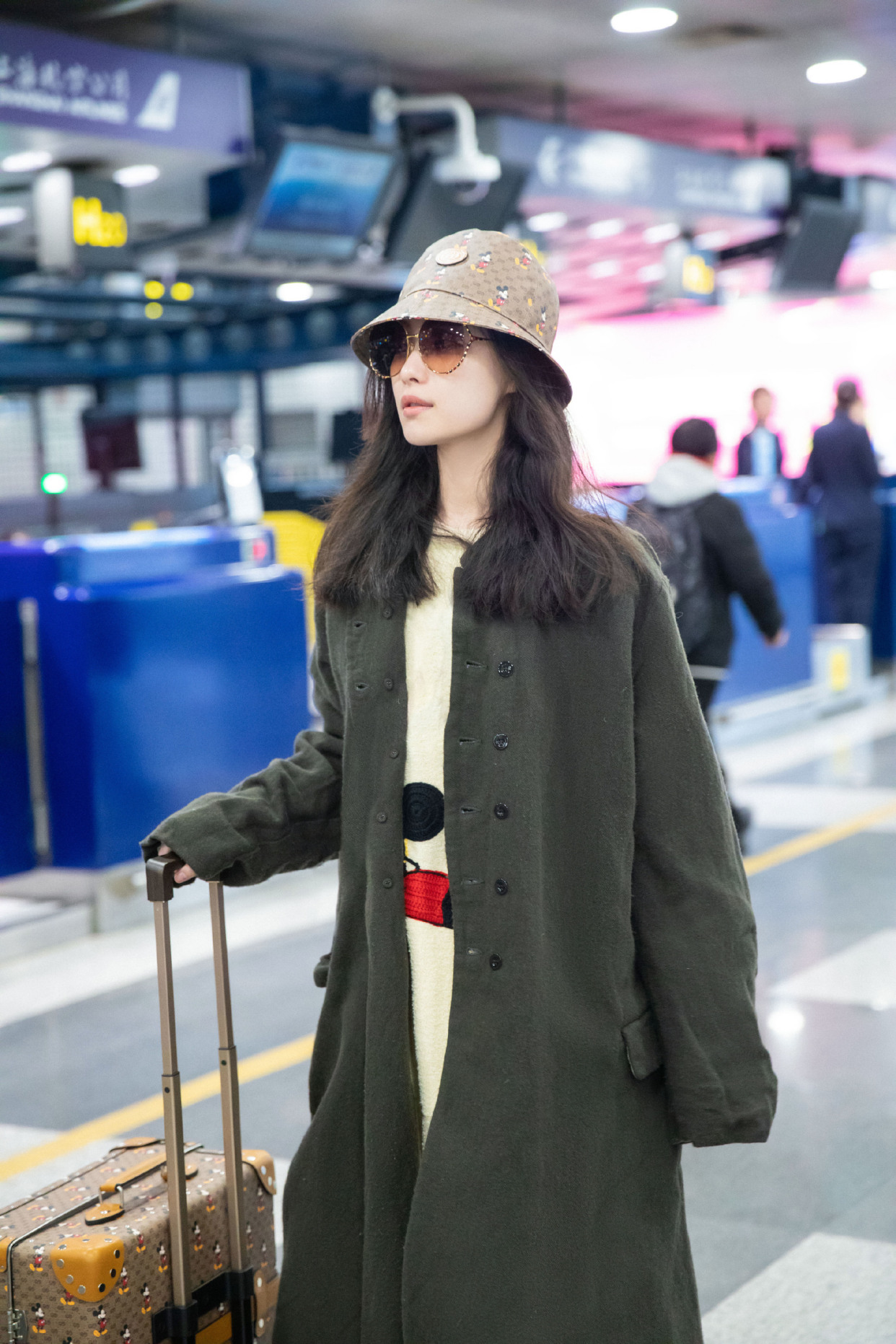 倪妮有种随性大气的美,倪妮黑色西装配什么鞋子