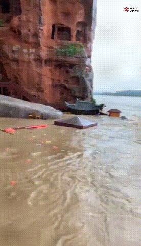 乐山大佛是因为洪水修建的吗,乐山大佛脚被水淹没奇观出现