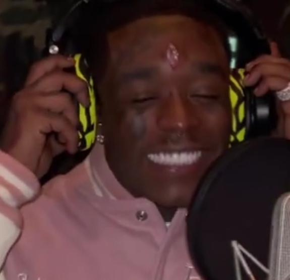 人体改造！美*歌国**手镶1千万钻石牙，还有人额头镶1.5亿粉钻成幻视