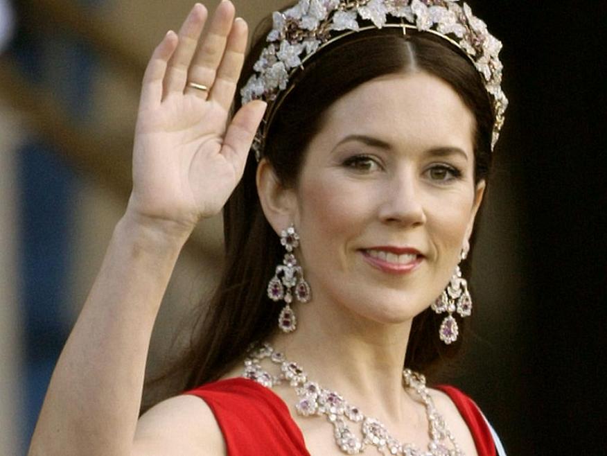 丹麦王储妃唐纳森穿衣图片,丹麦王储妃玛丽绿色西装