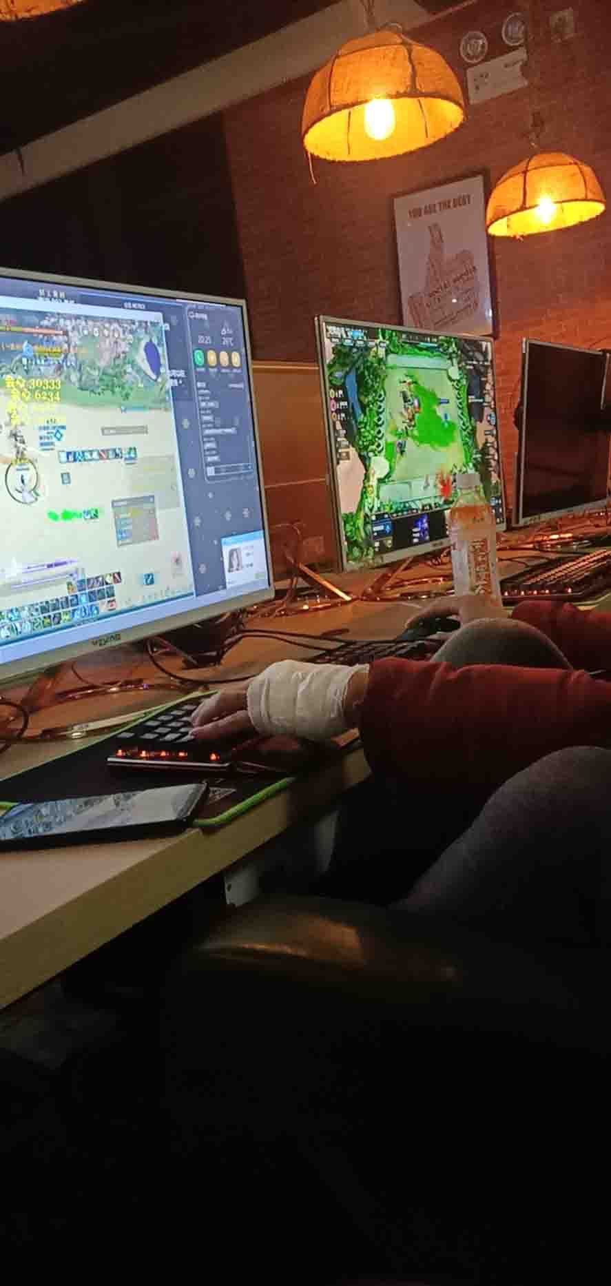 打石膏吊盐瓶还要指挥帮会打团？这些游戏玩家也太敬业了吧