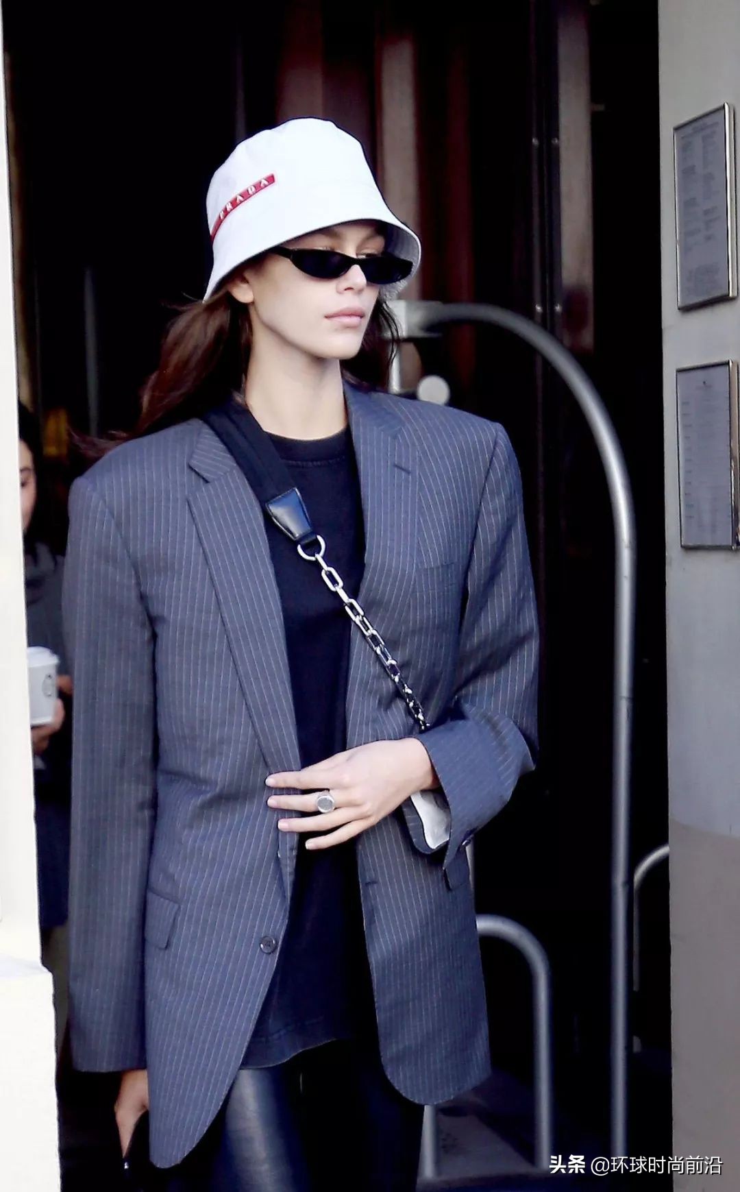 适合冬季脸大显脸小的帽子 (大圆脸适合什么帽子秋冬)