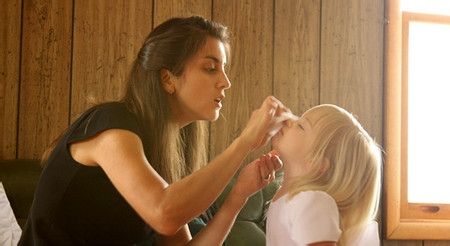 小孩被石灰粉误伤,小朋友被石灰烧伤了怎么处理