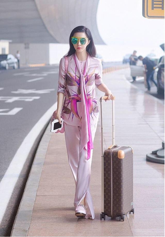 范冰冰穿高定礼服价值100万,范冰冰再现范爷气场纯红西装