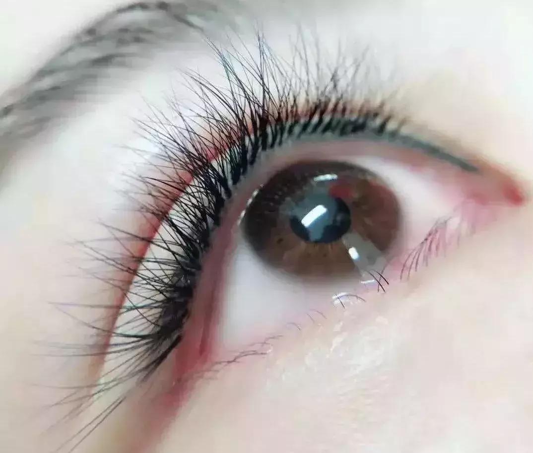 吴谨言迪丽热巴对比惨烈，热巴年纪更小却因这个bug显老10岁？