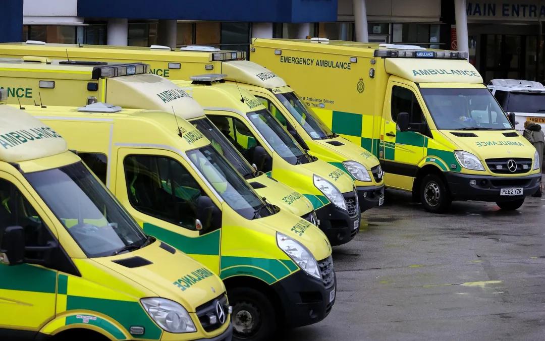 英国新冠高烧3天,英国新冠发高烧三天严重吗