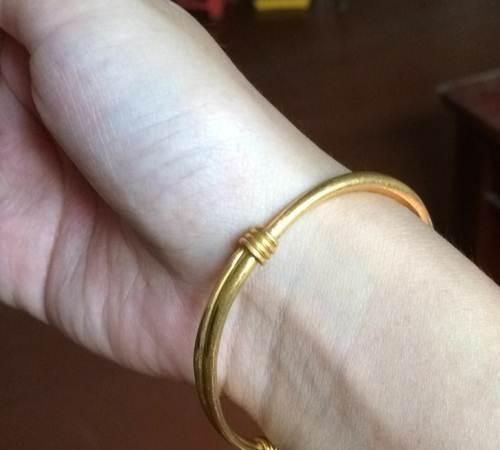 手小戴什么样的金手镯不老气,30岁女人戴什么款式金手镯好看