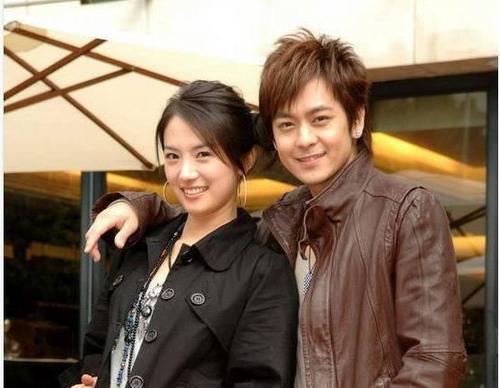 女星穿婆婆睡裤躺公公腿上被*拍偷**：媳妇把公公当亲爹处行吗？