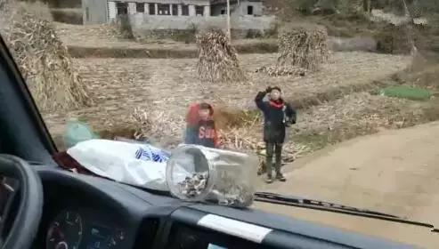 12岁男孩独自为亡父开销户证明,15岁少年为父亲开死亡证明