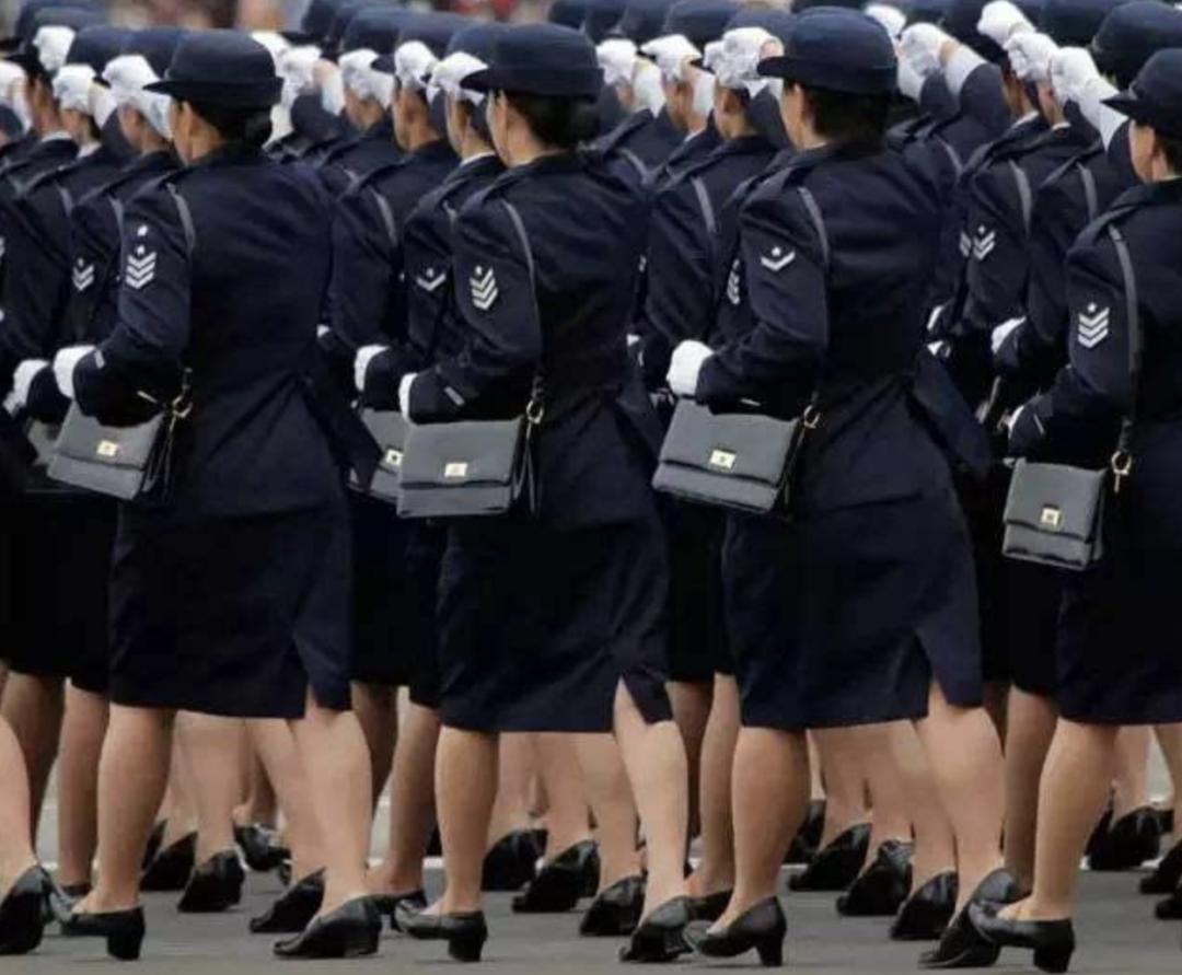 日本阅兵式上的女兵,日本女兵阅兵仪式对比