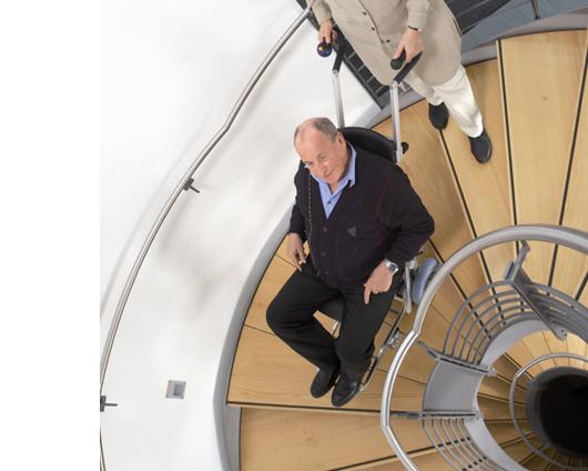 老人残疾人爬楼自动轮椅,老年残疾人上下楼梯神器