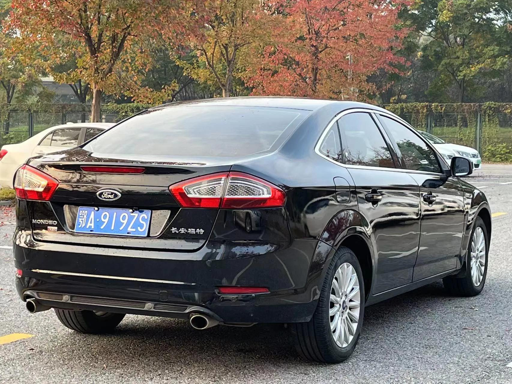 当年20多万的12款蒙迪欧2.3外形到现在也不过时4万多无人问津