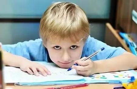 宝宝总是抬起左手是左撇子吗,宝宝多大可以看出是左撇子