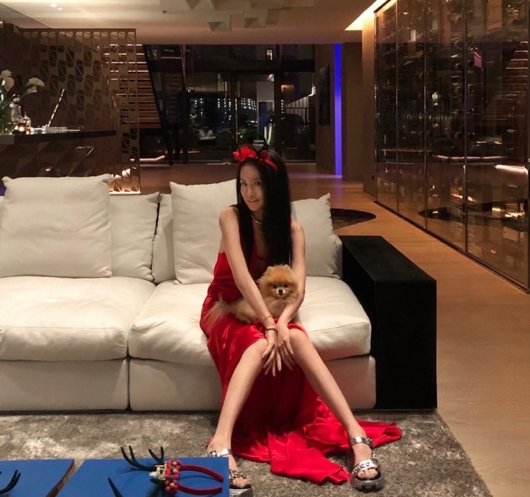 我真服了!70岁王微微有老人脸,但看到这玉女腿少女身材闭嘴了