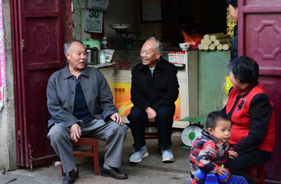 “你剁肉吵到我孩子午睡了”，邻居当面对质，家长的回怼大快人心