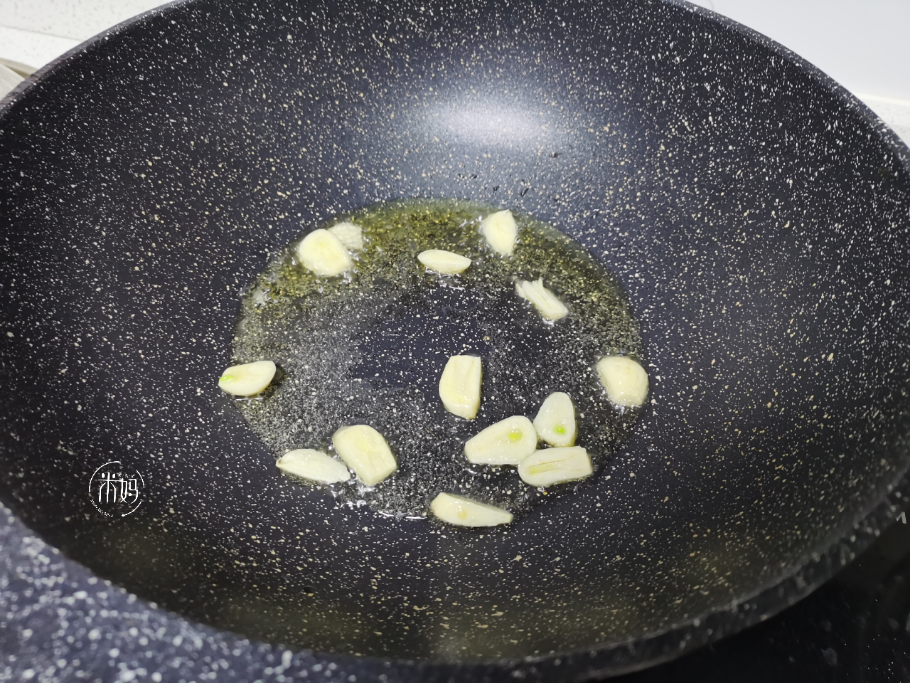 炒木耳老噼里啪啦响怎么避免,炒木耳噼里啪啦的是怎么回事