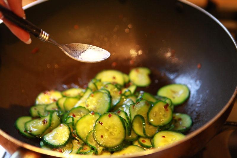 美食做法简单易学炒黄瓜,怎样做最好吃的炒黄瓜