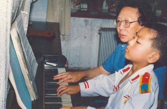 朗朗受李云迪影响,钢琴家郎朗如何遭非议