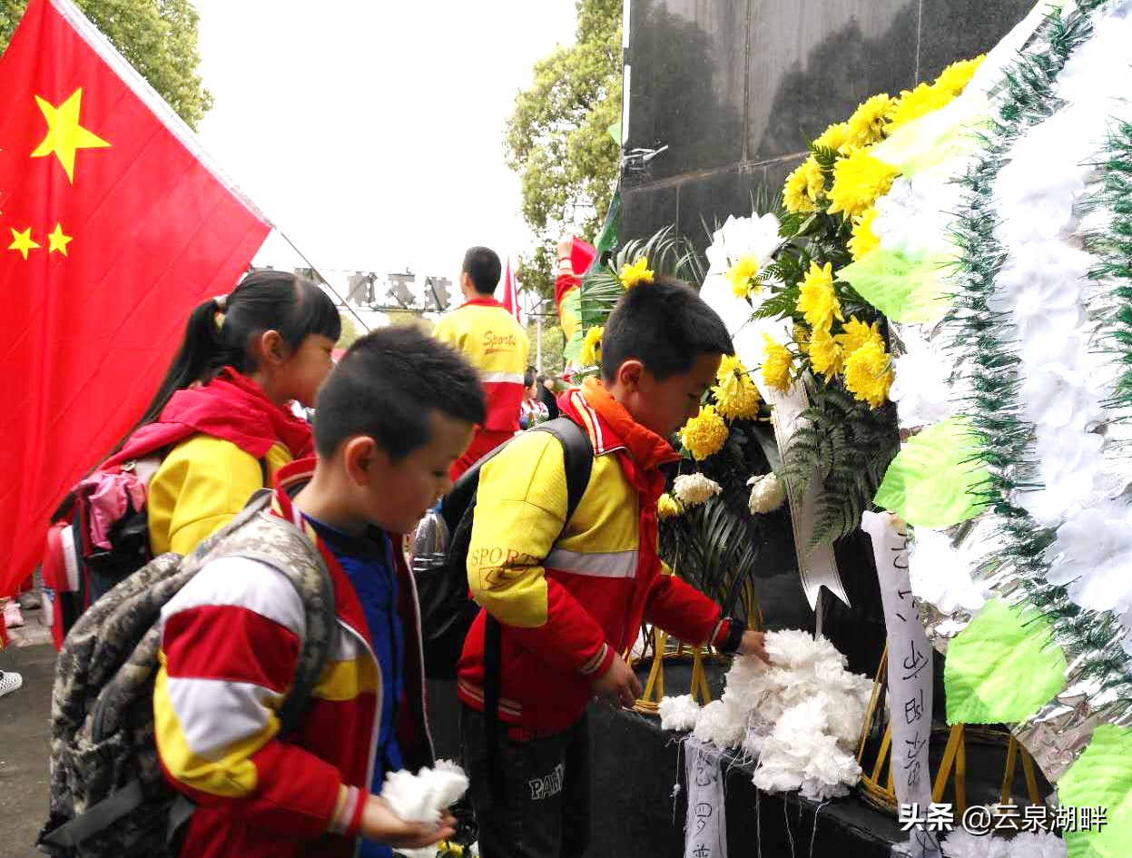 清明节扫墓纪念革命先烈学校,学校清明节缅怀先烈讲红色故事