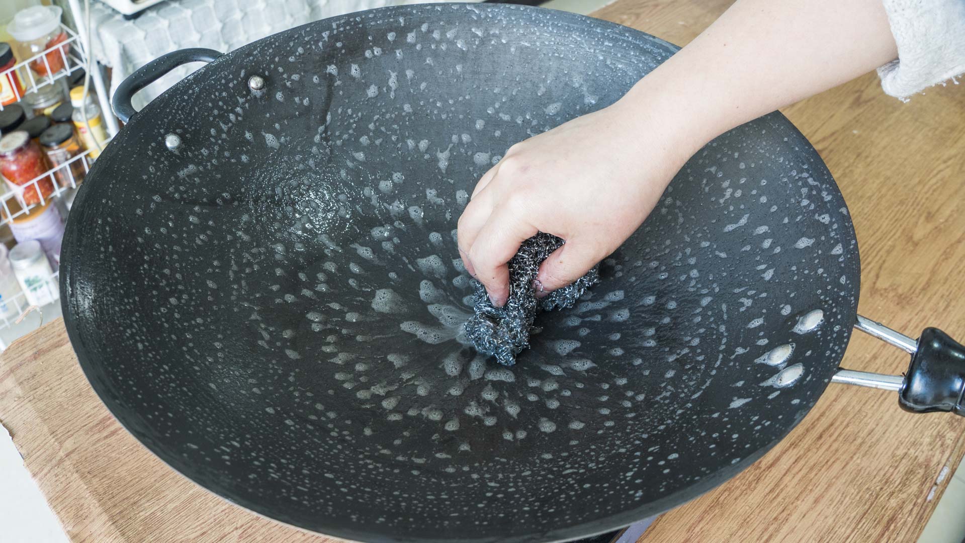 新铁锅千万别直接用,教你正确的开锅方法,不粘锅不生锈,特实用