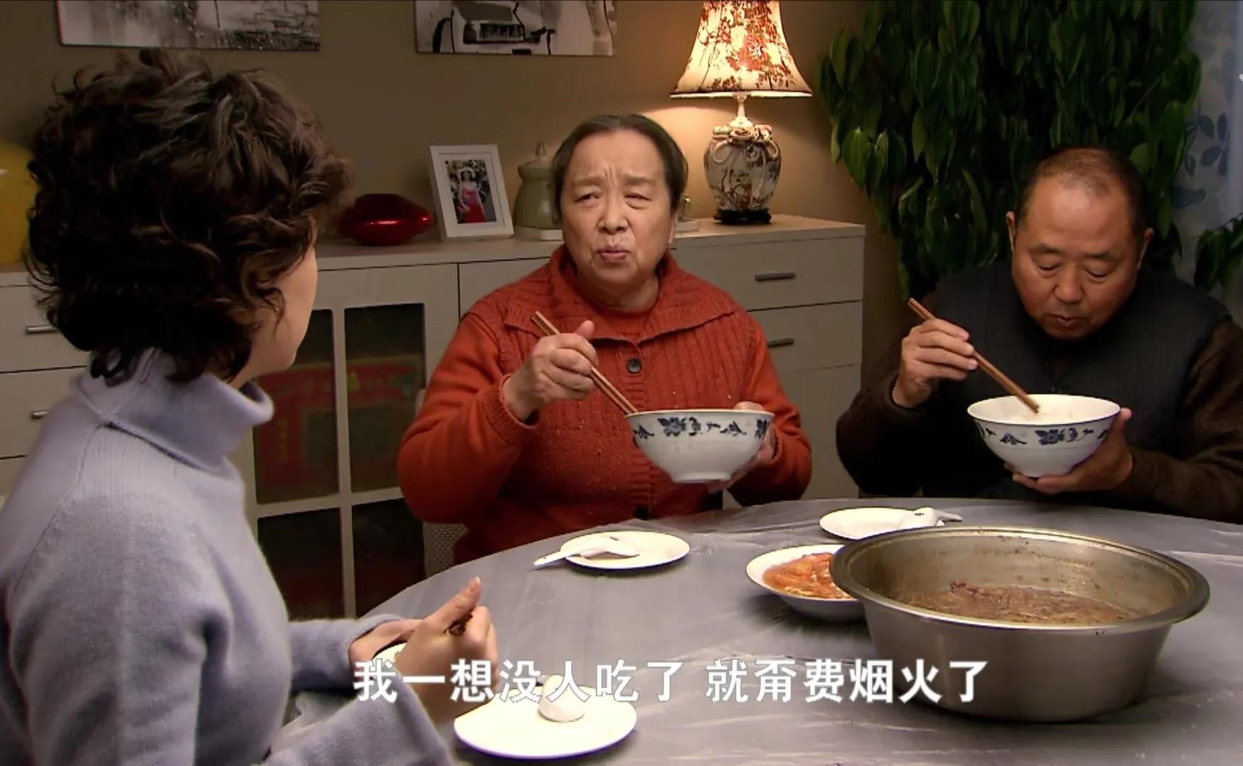 《双面胶》：强行洗利鹃内衣裤的亚平妈，“作贱”儿媳的她更可怜