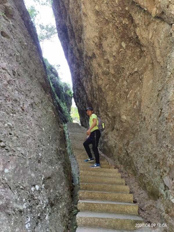 典型的丹霞地貌有碧水丹山之美誉,俯瞰丹霞地貌鬼斧神工令人惊叹