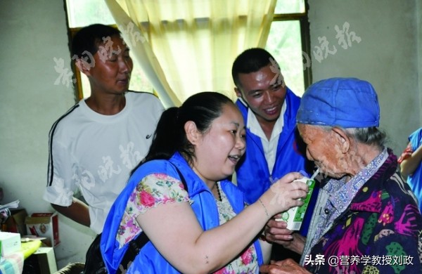 老年人怎样喝牛奶科学,讲解老年人适合喝的牛奶