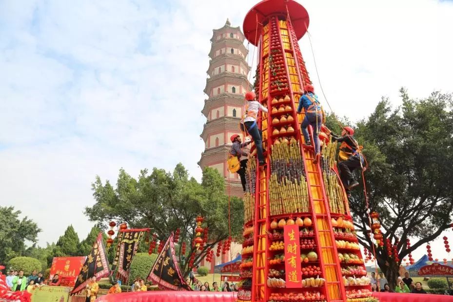 莲花山爬金山位置 (莲花山风景区爬金山)