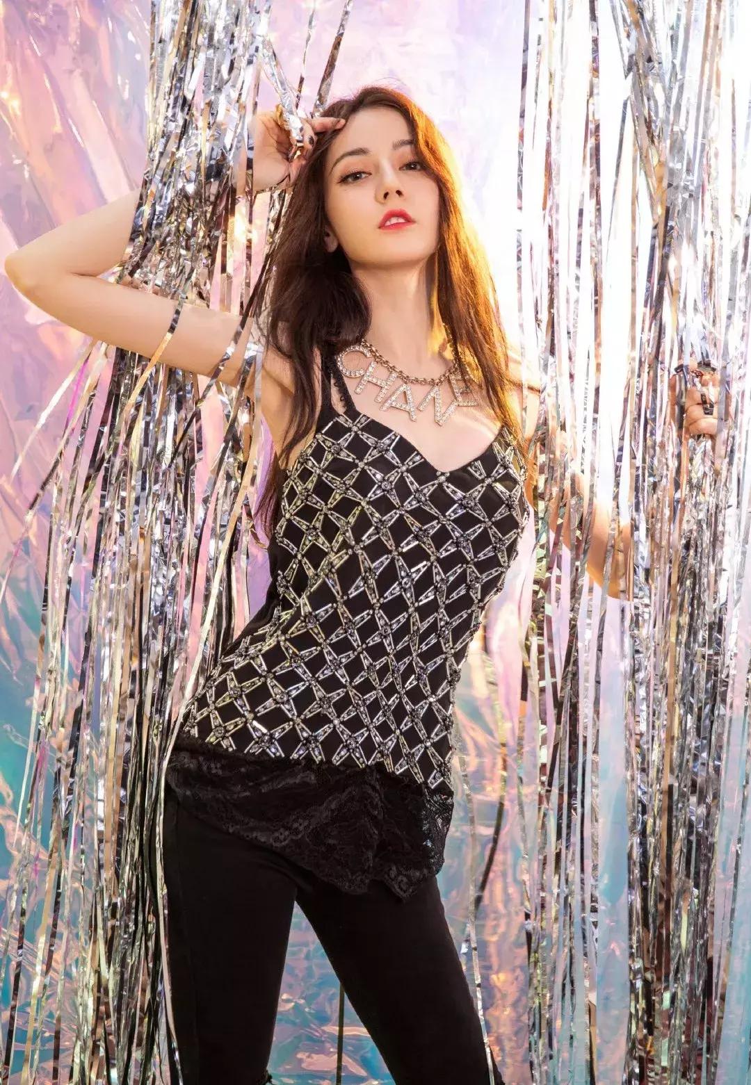 热巴当众撕衣服热舞,谁受得了