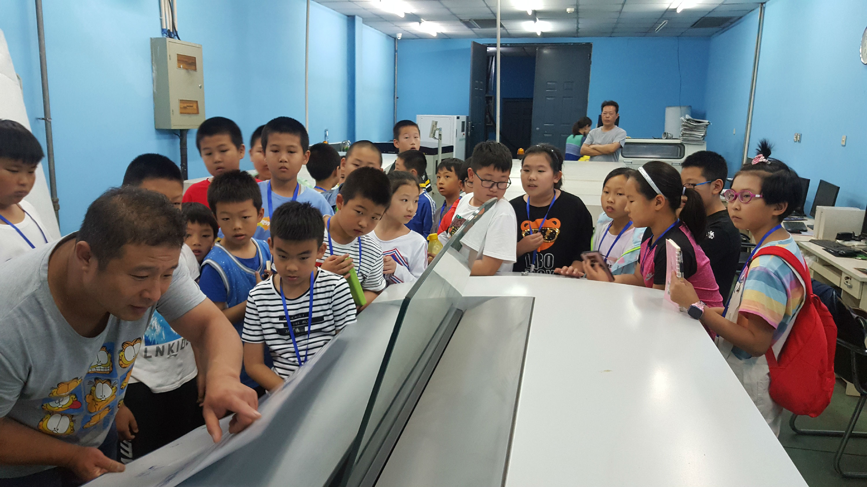 听“记者是怎样炼成的”看报纸是如何印刷的，冀东版小记者公开课精彩纷呈